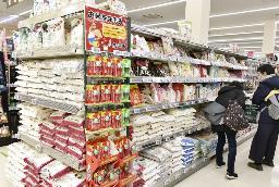 　スーパーのコメ売り場＝東京都内