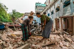 　ミャンマー中部マンダレーで、地震で倒壊した建物のがれきの除去作業をする地元市民ら＝９日（ゲッティ＝共同）
