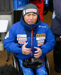 　男子大回転座位で優勝し、取材に応じる森井大輝＝野沢温泉スキー場