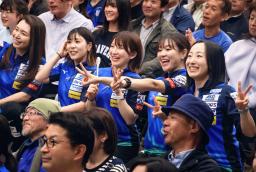 　ファン感謝イベントで笑顔を見せるカーリング女子ロコ・ソラーレの藤沢五月（右端）ら＝１６日、東京都江東区