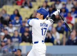 　ロッキーズ戦の１回、６号ソロを放つドジャース・大谷＝ロサンゼルス（共同）