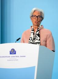 　記者会見する欧州中央銀行のラガルド総裁＝１７日、ドイツ・フランクフルト（共同）