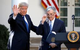　トランプ氏（左）とパウエル氏＝２０１７年１１月、ワシントン（ロイター＝共同）