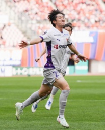 　新潟―京都　後半、決勝ゴールを決め、駆け出す京都・奥川＝デンカＳ