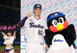 　ヒーローインタビューを終え、ポーズをとるヤクルト・伊藤＝神宮