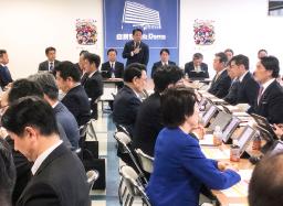 　自民党が開いた、トランプ米政権による関税措置に関する総合対策本部の会合。奥中央は発言する赤沢経済再生相＝２１日午後、東京・永田町の党本部