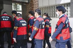 　指定暴力団稲川会本部事務所に家宅捜索に入る警視庁の捜査員ら＝２月、東京都港区