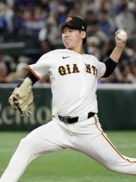 　８回１失点で２勝目を挙げた巨人・井上＝東京ドーム