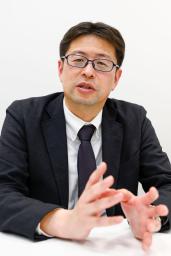 　インタビューに応じる毎日新聞の久田宏さん
