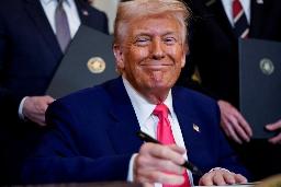 　８日、ホワイトハウスで笑顔を見せるトランプ米大統領（ロイター＝共同）