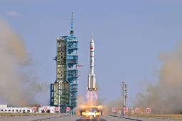 　有人宇宙船「神舟２０号」を搭載して打ち上げられる運搬ロケット「長征２号Ｆ遥２０」＝２４日、中国・酒泉衛星発射センター（新華社＝共同）