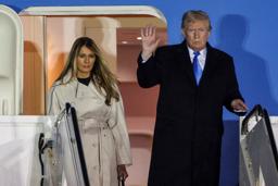 　イタリア・ローマ郊外の空港に到着したトランプ米大統領（右）とメラニア夫人＝２５日（ロイター＝共同）