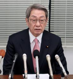 　和歌山県知事選での推薦候補について記者会見する自民県連の石田真敏会長＝２６日午後、和歌山市
