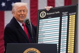 　「相互関税」の詳細を発表するトランプ米大統領＝２日、ホワイトハウス（ＡＰ＝共同）