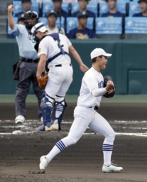 <p>　明豊―県岐阜商　６回表、２死満塁の場面で登板し、打者を空振り三振に仕留めた県岐阜商・柴田＝甲子園</p>