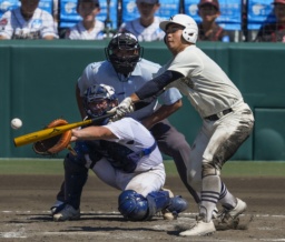 <p>　日大三―県岐阜商　タイブレークの１０回表日大三１死二、三塁、近藤が中前に決勝打を放つ。捕手小鎗＝甲子園</p>