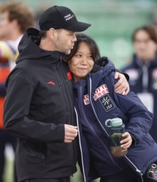 　女子１０００メートルで優勝し、コーチと抱き合う高木美帆（右）。１５００メートルに続いてミラノ・コルティナ冬季五輪代表入りを確実にした＝ハーマル（共同）