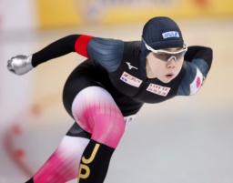 　女子５００メートルで滑走する吉田雪乃。３７秒６５で優勝し、ミラノ・コルティナ五輪で初の代表入りを確実にした＝ハーマル（共同）