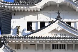 　陸上自衛隊員による「すす払い」が行われた姫路城＝１６日午前、兵庫県姫路市