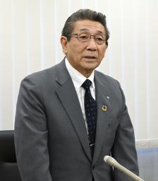 　記者会見する北海道神恵内村の高橋昌幸村長＝１６日午後、神恵内村