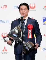 　「日本プロスポーツ大賞」に選出され、あいさつする米大リーグ・ドジャースの山本由伸投手＝１７日午後、東京都千代田区