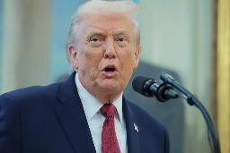　１５日、ホワイトハウスで記者団に話すトランプ米大統領＝ワシントン（ゲッティ＝共同）