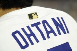 　背中に金色の特別ロゴが付いたユニホームでプレーするドジャースの大谷翔平＝１０月、米ロサンゼルス（ゲッティ＝共同）