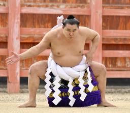 <p>　大相撲春場所を前に奉納土俵入りを披露する横綱豊昇龍＝２月２８日、大阪市の住吉大社</p>