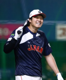 <p>　打撃練習中に笑顔を見せる大谷＝バンテリンドーム</p>