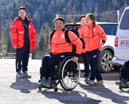 <p>　ミラノ・コルティナ冬季パラリンピックの選手村に到着したアルペンスキー男子座位の森井大輝（中央）＝２８日、イタリア・コルティナダンペッツォ（共同）</p>