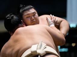 <p>　二所ノ関一門の連合稽古で、汗を流す大の里＝大阪市北区のグランフロント大阪</p>
