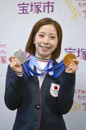 <p>　兵庫県宝塚市役所でメダルを手にする「りくりゅう」ペアの三浦璃来選手＝２日午後</p>