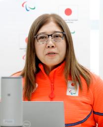 <p>　ミラノ・コルティナ冬季パラリンピックの競技開始を前に、記者会見する日本選手団の大日方邦子団長＝３日、イタリア・コルティナダンペッツォ（共同）</p>