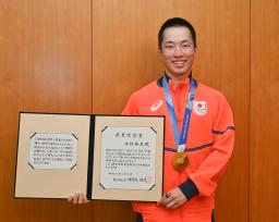 <p>　岡山県の県民栄誉賞を授与され、笑顔を見せるスノーボード男子の木村葵来選手＝４日午前、岡山県庁</p>