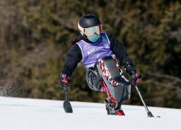 <p>　アルペンスキー滑降の公式練習で滑走する女子座位の村岡桃佳＝コルティナダンペッツォ（共同）</p>