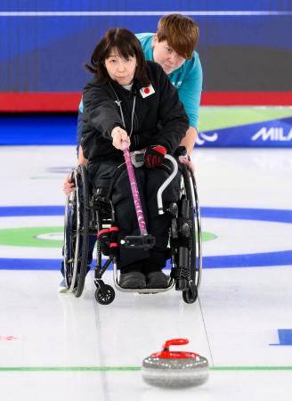 <p>　日本―米国　第１エンド、ショットを放つ小川亜希＝コルティナダンペッツォ（共同）</p>