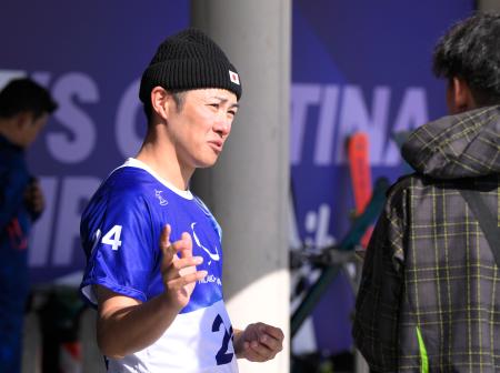 <p>　公式練習を終え、取材に応じる小須田潤太＝コルティナダンペッツォ（共同）</p>
