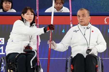 <p>　日本―韓国　第２エンド、作戦を練る小川亜希（左）、中島洋治組＝コルティナダンペッツォ（共同）</p>