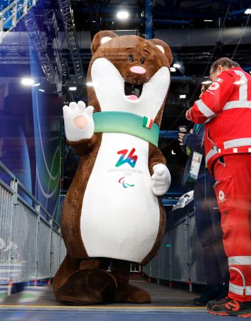 <p>　ミラノ・コルティナ冬季パラリンピックのマスコット「ミロ」＝６日、イタリア・コルティナダンペッツォ（共同）</p>
