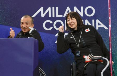 <p>　イタリアに勝利し、笑顔を見せる小川亜希（右）、中島洋治組＝コルティナダンペッツォ（共同）</p>
