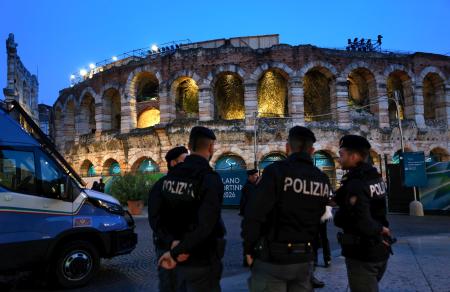 <p>　ミラノ・コルティナ冬季パラリンピックの開会式が行われる、イタリアの世界遺産ベローナ市街の円形闘技場周辺を警戒する警察官＝５日（共同）</p>