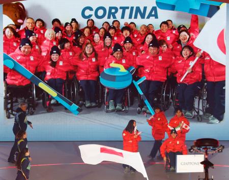 <p>　ミラノ・コルティナ冬季パラリンピックの開会式で行われた日本選手団の入場行進＝６日、イタリア・ベローナ（共同）</p>