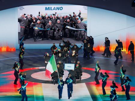 <p>　ミラノ・コルティナ冬季パラリンピックの開会式で行われたイタリア選手団の入場行進＝６日、イタリア・ベローナ（共同）</p>