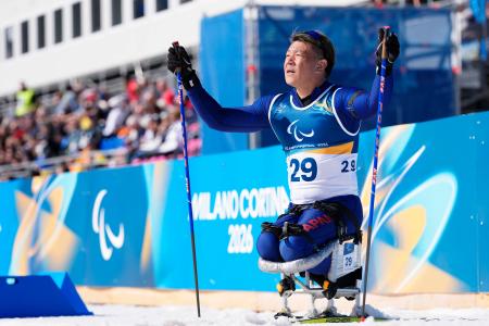 　男子７・５キロ座位　ゴールした源貴晴＝テーゼロ（共同）