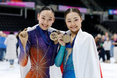 <p>　ジュニアの全種目を通じて史上初の４連覇を果たした島田麻央（右）と３位に入った岡万佑子＝タリン（共同）</p>