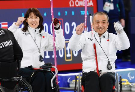 <p>　エストニアに勝利し、喜ぶ小川亜希（左）、中島洋治組＝コルティナダンペッツォ（共同）</p>