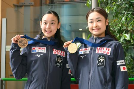 <p>　関西空港でメダルを掲げるフィギュアスケート女子の島田麻央（右）と岡万佑子＝９日</p>