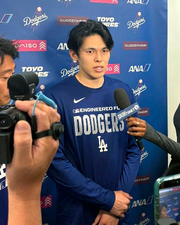 <p>　取材に応じる米大リーグ、ドジャースの佐々木朗希投手＝１０日、アリゾナ州グレンデール（共同）</p>