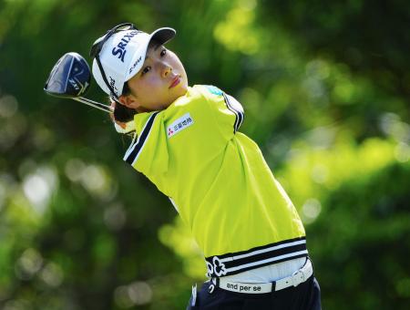 　第１日、１１番でティーショットを放つ菅楓華。２アンダーで３位＝オリエント・クラブ（共同）