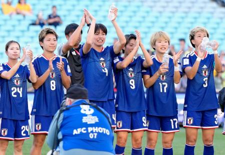 <p>　フィリピンに快勝し、サポーターの声援に応える熊谷（４）ら女子日本代表。１０大会連続１０度目のＷ杯出場を決めた＝シドニー（共同）</p>